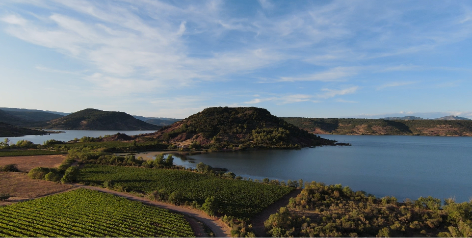 Vue en drone du Lac du Salagou