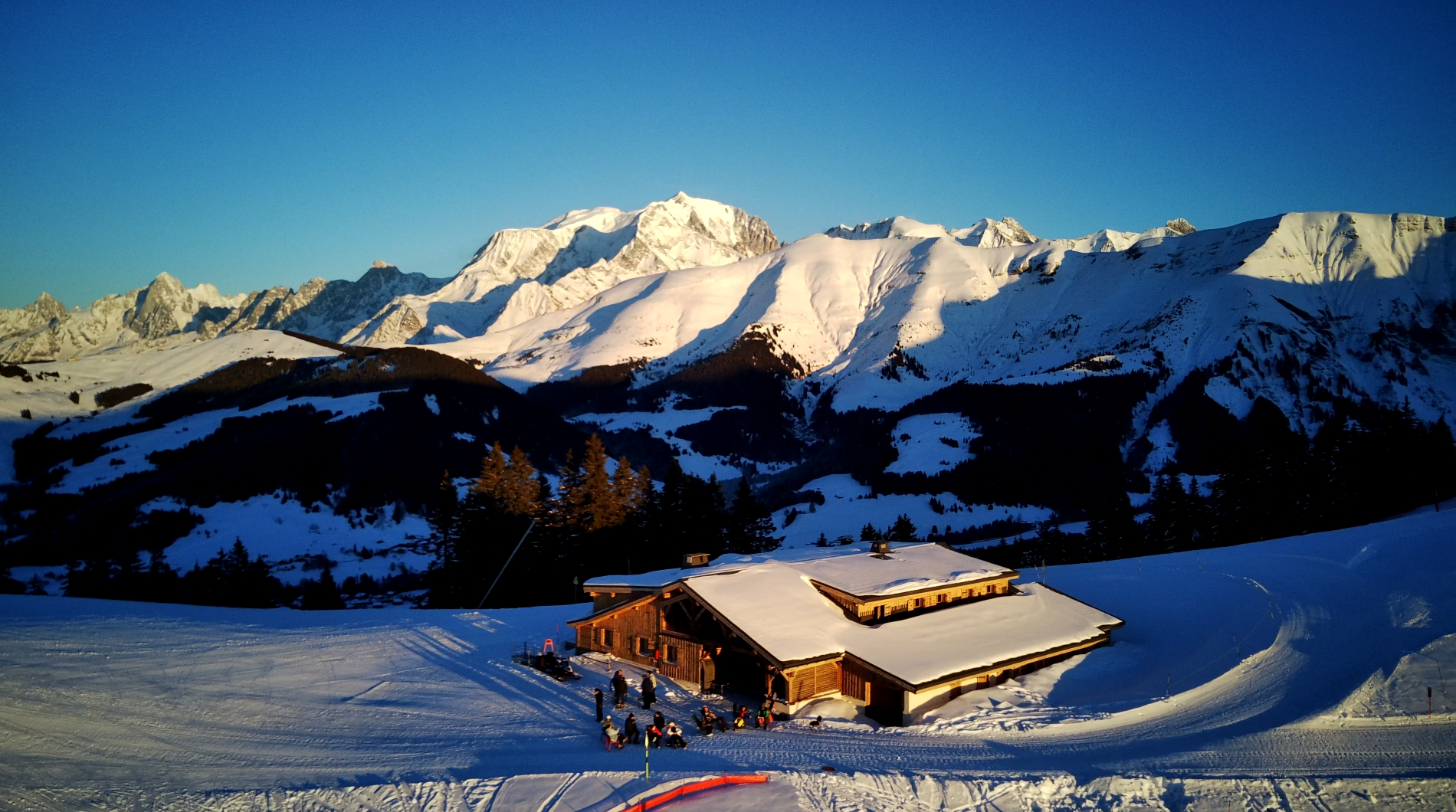 chalet de montagne et Mont blanc en arrière plan 